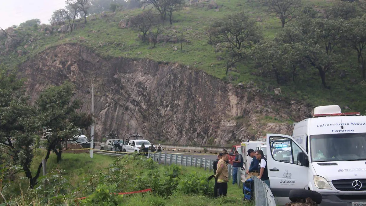 Hallan cuerpo en barranco